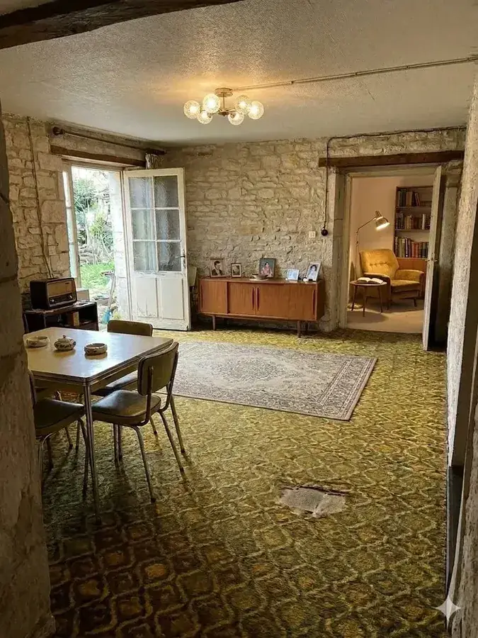 Pièce de maison ancienne avant rénovation intérieure à Louhans