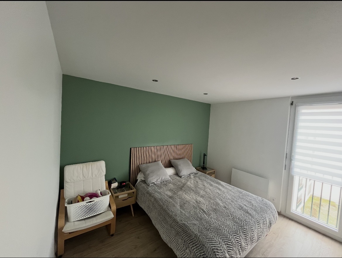 Peinture chambre mur accent vert sauge Lons-le-Saunier – artisan peintre Batimm-Renov Matthieu